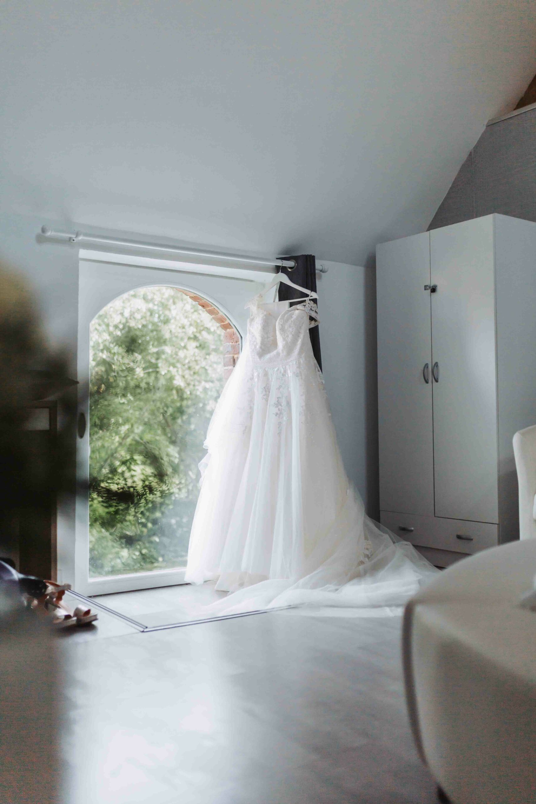photographe mariage normandie rouen preparation robe de mariée devant fenetre domaine