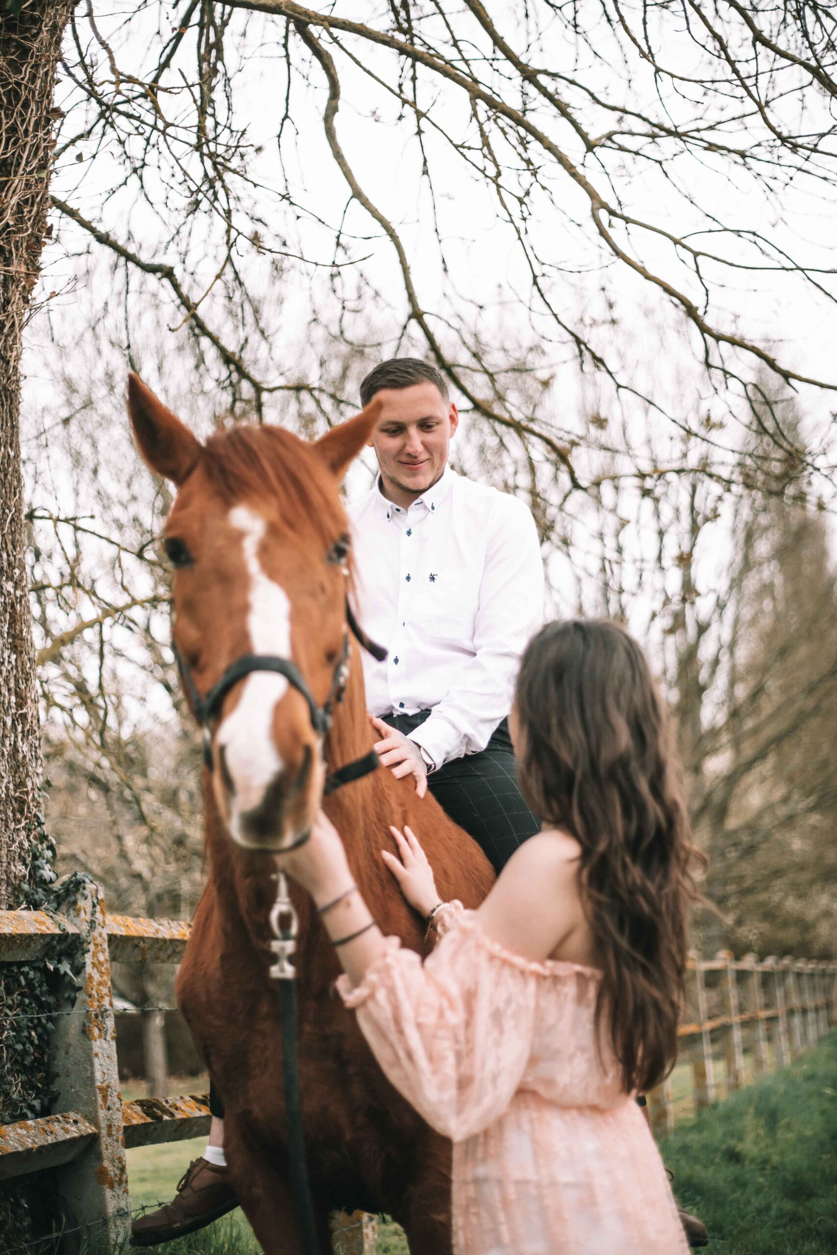 Séance photo engagement avec cheval